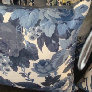 Blauw wit kussen met bloemen 45x45cm vierkant, Claudi M.M. Metamorphosis, achterkant blauw Handwerk uniek incl. binnen kussen (op voorraad) V1
