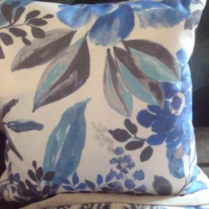 Blauw wit kussen met bloemen 45x45cm vierkant, Aristide achterkant crème met mooi wit patroon Handwerk uniek incl. binnen kussen (op voorraad) V1