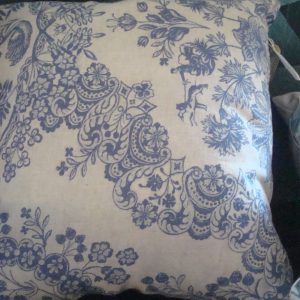 Blauw wit kussen met bloemen 45x45cm vierkant, Claudi M.M. Metamorphosis, achterkant blauw met witte stippen Handwerk uniek incl. binnen kussen (op voorraad) V1