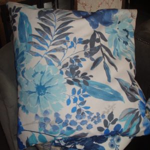 Blauw wit kussen met bloemen 45x45cm vierkant, Aristide, achterkant crème met mooi wit patroon Handwerk uniek incl. binnen kussen (op voorraad) V1