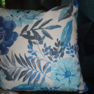 Blauw wit kussen met bloemen 60x60cm vierkant, M.M. Metamorphosis, achterkant crème met mooi wit patroon Handwerk uniek incl. binnen kussen (op voorraad) V1