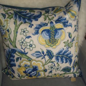 Blauw wit geel groen kussen met bloemen 60x60cm vierkant, Claudi M.M. Metamorphosis, achterkant is blauw Handwerk uniek incl. binnen kussen (op voorraad) V1