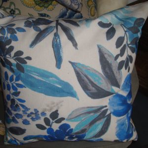 Blauw wit kussen met bloemen 60x60cm vierkant, Aristide, achterkant crème met mooi wit patroon Handwerk uniek incl. binnen kussen (op voorraad) V1