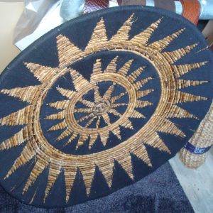 zwart bruin, gemaakt van echt materiaal als wanddecoratie of tafel schaal,  Varios, rond  fruitmand, gewoven bananen blad, Walldeco banana black Ø65cm met ophang haak  V0