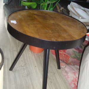 bruin  hout rond blad bijzet salon plant tafel met zwarte metalen rand en onderstel, Hoogendam Interiors,  Ø50cm 59cm hoog, ( niet op voorraad) V0