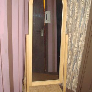 hout licht Teak met naturel webbing ( gevlochten natuurlijk materiaal ) als onderkant plateau pas spiegel, Van der Leeden, kantelbaar met scharnieren hangt tussen de houten voet in spiegel, Mirror Teak/Webbing 50x40 1.50 m hoog V0