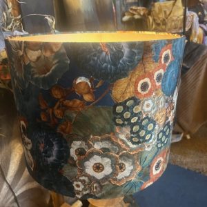 blauw met meerdere bloem rood motief  lampenkap cilinder van Light & Living, gouden binnenkant,, genaamd Bloom blauw 40x40x30 cm. (op voorraad) V1