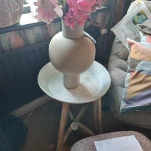 Wit crème zand ijzeren schaal of hang element met houten onderstel, Art Sensation, rond schaal fruit dienblad kan ook los worden gebruikt, met hang oog, bijzettafel / tafel / plant tafel / dienblad, Schaal: Ø45 x 7 cm hoog, onderstel: Ø32 x 49 cm hoog (op voorraad) V1