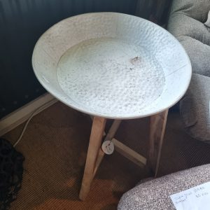 Wit crème zand ijzeren schaal of hang element met houten onderstel, Art Sensation, rond schaal fruit dienblad kan ook los worden gebruikt, met hang oog, bijzettafel / tafel / plant tafel / dienblad, Schaal: Ø45 x 7 cm hoog, onderstel: Ø32 x 49 cm hoog (op voorraad) V1