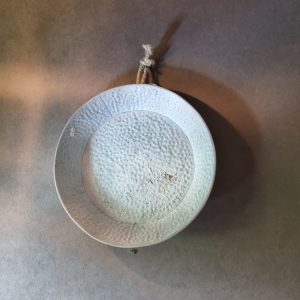wit crème zand ijzeren schaal of hang element, Art Sensation, rond schaal fruit dienblad, met hang oog, Schaal: Ø45 x 7 cm hoog, (ook verkrijgbaar met bijpassend houten onderstel van €29,95) (op voorraad) V1