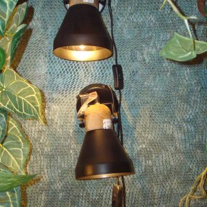 zwart muur met hout, Hoogendam Interiors by Mooss , beweegbare kap / wandlamp / lamp Spot met hout en van ijzer, met een zwart snoer  kap en voet  Ø 17 cm en gehele lengte 22 cm (op voorraad) V1