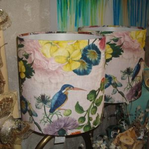 roze blauw geel fluweel,Diga Colmore, met vogels en bloemen shade cylinder Buttterflies fluweel meerdere kleuren doorschijnend pink on mat frame velvet hang kap lamp fluweel doorsnede 40 x hoogte 40 cilinder  lampenkap/kap (op voorraad) V2