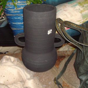 Zwarte aardewerk mat, Lauco Bloemisterijgroothandel, ronde plant pot / bloem vaas met bolling en oortjes, Vaas buik 2 oor groot, hoogte 38 cm doorsnede 17  ( op voorraad ) V1