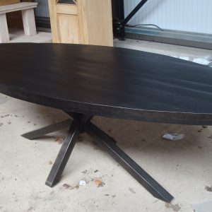 zwart hout ovaal eetkamer tafel blad zwarte metalen poot, Eleonora, ganaamd  Oscar, schoonmaken met een vochtige doek, Afmetingen (BxDxH):	240x110x77 cm afstand tussen de poten: 72 cm 9 (op voorraad ) V1