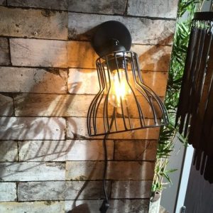 zwart metaal, Hoogendam Interiors by Mooss ,muur/wandlamp/lamp Spot geheel van ijzer en met een zwart snoer doorsnede lampenkap 17 cm, muurhanger 9 cm, hanger + kap vanaf muur 30 cm, diepte 22 cm ( op voorraad ) V2