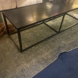 zwart marmer tafelblad en zwart metalen onderstel salon / bijzet /  plant tafel, Eleonora , Afmetingen (BxDxH): 140x38x40 cm (op voorraad) V1