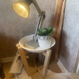 wit ijzeren schaal met inklapbaar houten onderstel, Art Sensation, hang element muur met oog, rond schaal fruit dienblad kan ook los worden gebruikt met blank houten onderstel eventueel opvouwbaar, kan als : bijzettafel/tafel/plant tafel / dienblad : 48 cm hoog en Ø 45 cm (op voorraad) V1