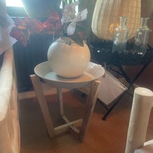 bruin taupe zand  ijzeren schaal met houten onderstel, Art Sensation, hang element muur met oog, rond schaal fruit dienblad kan ook los worden gebruikt met blank houten onderstel eventueel opvouwbaar, kan als : bijzettafel/tafel/plant tafel / dienblad : 48 cm hoog en Ø 45 cm (op voorraad) V1