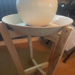 bruin taupe zand  ronde ijzeren schaal , Art Sensation, kan geleverd worden met houten onderstel opvouwbaar, kan als fruit hang tafel dienblad schaal plateau hang object door hang ook aan de zijkant van de schaal van ijzer met touw dienblad : 10 cm hoog ( met onderstel 45 hoog ) en Ø 45 cm (op voorraad) V1