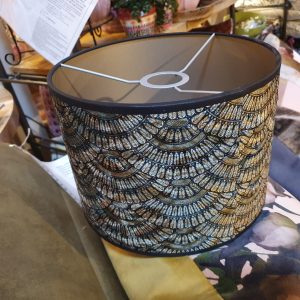 groen fluweel, Light & Living, heel mooi chique motief motief met zwart gebiesde rand genaamd Chica kap cilinder rond, lampen hang of op voet kap/ lamp, Doorsnede 40cm hoogte 30 cm ( op voorraad )  V 1