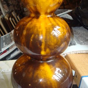 geel oker bruin aardewerk Luimes & Luimes, geglazuurd  bloemen vaas / plant pot, aardewerk kunstwerk, met drie decoratieve bollingen, MAURICE 1_2 VASE COGNAC ANT. 22X41CM (op voorraad) V1