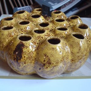 geel bruin aardewerk, Luimes & Luimes, geglazuurd tulpen meerdere openingen bloemen vaas / plant pot,  kunstwerk, ARUBA 1_3 YELLOW 20X19X8CM (op voorraad) V1