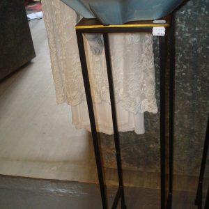 gouden bovenblad brons metaal blad met zwart ijzeren onderstel vierkant pilaar planten standaard, Luimes en Luimes, DUBAI 6 BRASS ANTIQUE hoog 80 CM  breed 20 - 20   (op voorraad) V1