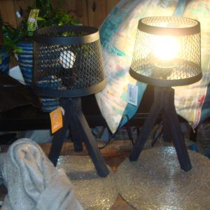 zwarte houten voet compleet met zwarte metalen lampenkap. Hoogendam Interiors By Mooss,  deze kan er zo af voor andere kap universele houder tafel bureaulamp staande lamp ,zwart houten lampenvoet 37 hoog en 23 cm tussen poten, lampenkap 16 hoog en 23 doorsnede cm  (op voorraad ) V2