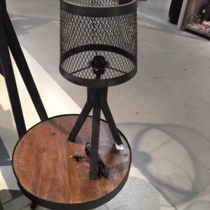 zwart metaal kap met houten onderstel compleet, Hoogendam Interiors By Mooss, lampenkap is los kan ook andere kap op, tafel bureau lamp incl. de lampenkap voet  44 hoog en 26 cm tussen poten, lampenkap 22 hoog en 25 doorsnede cm  (op voorraad ) V2