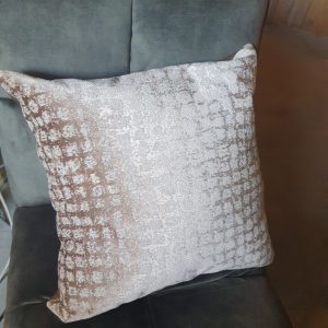 Bruin zand taupe kussen 60x60cm vierkant, Claudi, met opdruk, fluwelen voorkant, achterkant taupe zand linnen, inclusief binnen kussen ( op voorraad ) V1