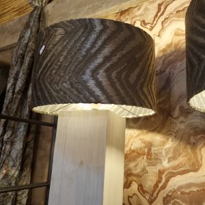 bruin fluweel, met zigzag motief rond shade, binnenkant taupe,  Diga Colmore, cilinder model, 35 cm doorsnede en 19 cm hoog kan op staande voet of op hangend lampenkap / hang lampen kap (op voorraad) V2