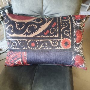 Rood oranje zwart goud rood kussen 60x40cm langwerpig, Claudi M.M. Metamorphosis, fluweel, achterkant beige leer look Handwerk uniek incl. binnen kussen (op voorraad) V1