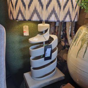 Crème zand aluminium, Diga Colmore, , spiraal staande tafel lampen voet, metaal , sierlijk kunstwerk ; Table lamp ALU taupe, 46cm H, plateau 14 B en 26 L, spiraal 10 B en 19 L, (op voorraad) V2