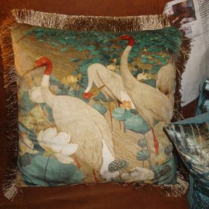 Blauw aqua groen kussen 45x45cm vierkant, Mars & More, fluweel met Sarus kraanvogels aan beide zijden van het kussen staan de gelijke afbeeldingen erop afgewerkt met bronzen franjes incl. binnen kussen (op voorraad) V1