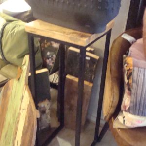 bruin hout blad mango wood pilaar metalen zwart onderstel, Hoogendam,  bijzettafel / planten tafel ( BxDxH ), 30cmx30cmx84cm (op voorraad) V1