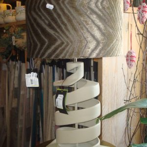 Crème zand aluminium, Diga Colmore, , spiraal staande tafel lampen voet, metaal , sierlijk kunstwerk ; Table lamp ALU taupe, 46cm H, plateau 14 B en 26 L, spiraal 10 B en 19 L,  (op voorraad) V2