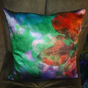 Groen blauw rood paars roze gemêleerd kussen 45x45cm vierkant, M.M. Metamorphosis, Claudi, fluweel en achterkant groen fluweel incl. binnen kussen (op voorraad) V1