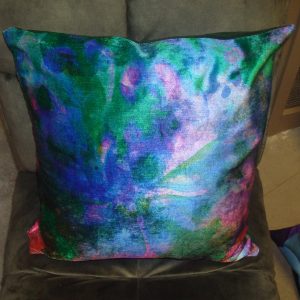Blauw paars roze groen kussen 45x45cm vierkant, M.M. Metamorphosis, gemêleerd, Claudi, kussen fluweel achterkant groen fluweel incl. binnen kussen (op voorraad) V1