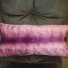 roze vlinder fluweel kussen blauw groen rood kussen 30x60cm langwerpig, M.M. Metamorphosis,  achterkant roze paars fluweel, incl. binnen kussen (op voorraad) V1 - Afbeelding 2