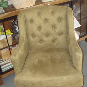 BRIK Group, groen Mindelo nr 10 eetkamerstoel/ stoel met arm leuningen en zwarte houten poten dinner chair with arm and capiton knopen in de rug stoel Julian (op voorraad ) V2