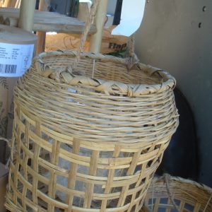 bruin rotan bamboe, Van der Leeden Mandwerk, lantaarn windlicht, hang mand plant pot bloem vaas met glazen pot erin kan voor bloemen of waxine licht houder, 28 cm doorsnede en 33 cm hoog (op voorraad) V2