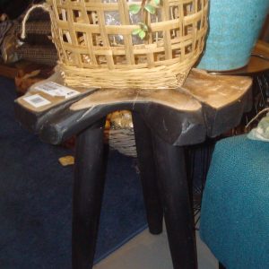 houten bruin boomstam bovenkant met zwarte rand en zwarte houten poten bijzet plant kruk tafeltje, Lauco, Jamur table M, lengte: 36 cm x breedte: 40 cm x hoogte: 50 cm (op voorraad) V2