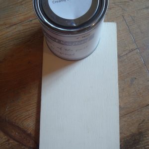 Verf natuurlijk, Creamy White, Handig met 1 soort verf geschikt voor op hout, muur, kunststof, tegels en stof zonder primer afneembaar. (op voorraad) V1