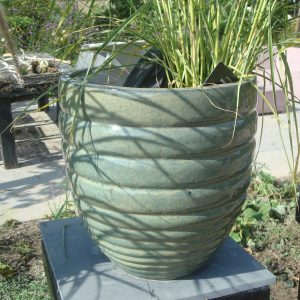 groen turquoise blauw aardewerk, Steege / pot en mand PTMD,, geglazuurd plant pot bloem vaas kan ook buiten gebruikt worden zit een gaatje in de onderkant voor water afvoer , rond Ø 36 x 37 hoog  cm. (op voorraad) V1