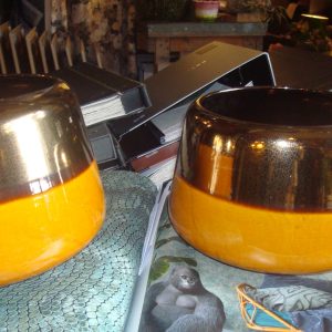 geel oker brons aardwerk, Luimes & Luimes, geglazuurd gestreept  bloemen vaas / plant pot, kunstwerk ANDES Duo 4C GOLDEN - HONEY - GREEN 25 X 16.5 CM (op voorraad ) V2