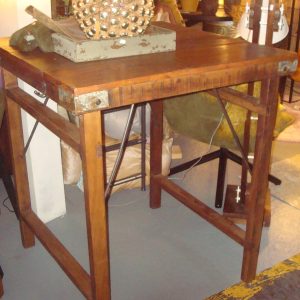 bruin hout inklapbaar stevige bartafel tafel, kook eiland Hoogendam Interiors, 90x90x105 cm, houten blad met inklapbare poten, aan 2 kanten van de tafel haakjes (op voorraad) V1