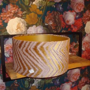roze goud rond lampenkapfluweel zigzag motief Diga Colmore , voor hang of op voet ,shade old pink gold zigzag on gold , cilinder model, 35 cm doorsnede en 19 cm hoog (op voorraad) V2