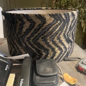 bruin glans brons met zwart zigzag fluweel, Diga Colmore , met fluwelen zigzag motief, shade black taupe zigzag on taupe 3, cilinder model, 35 cm doorsnede en 19 cm hoog kan als hang of op staande voet worden geplaatst hanglampenkap/kap/lamp (op voorraad) V2