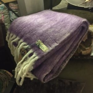 Paars violet met witte franje plaid, Imbarro genaamd  Throw Mary violet, 130x170 cm.   V1