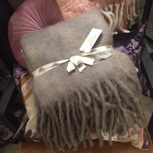 paars licht lila, The Go Round, , sprei kleed plaid met franjes, Trow Liver, wol 130 bij 170 (op voorraad) V1